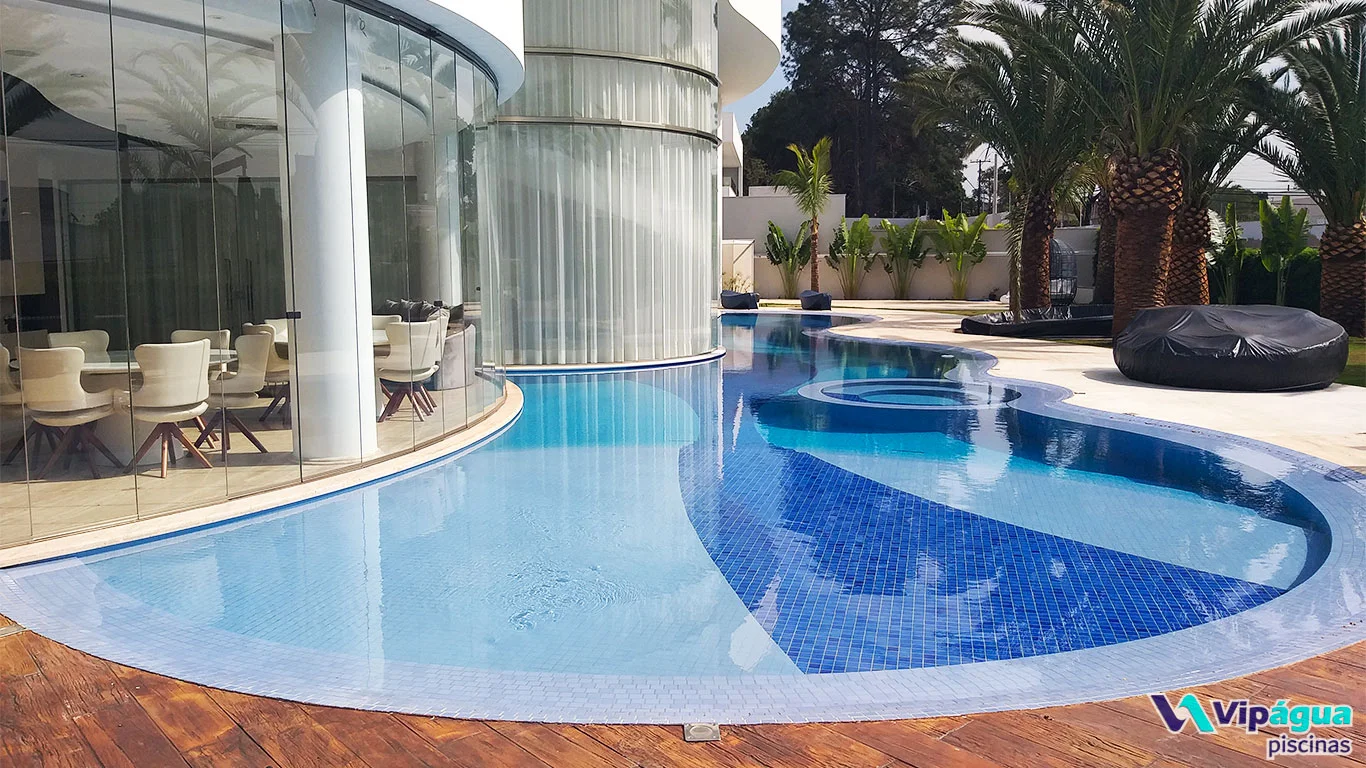 piscina-com-borda-inclinada-vipagua-piscinas (1)